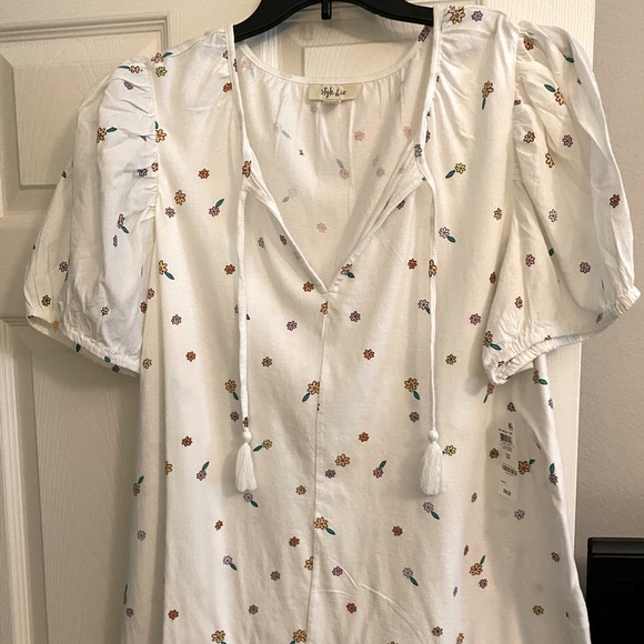 Beautiful white t-shirt with colored details in size 3X. - Picture 1 of 6